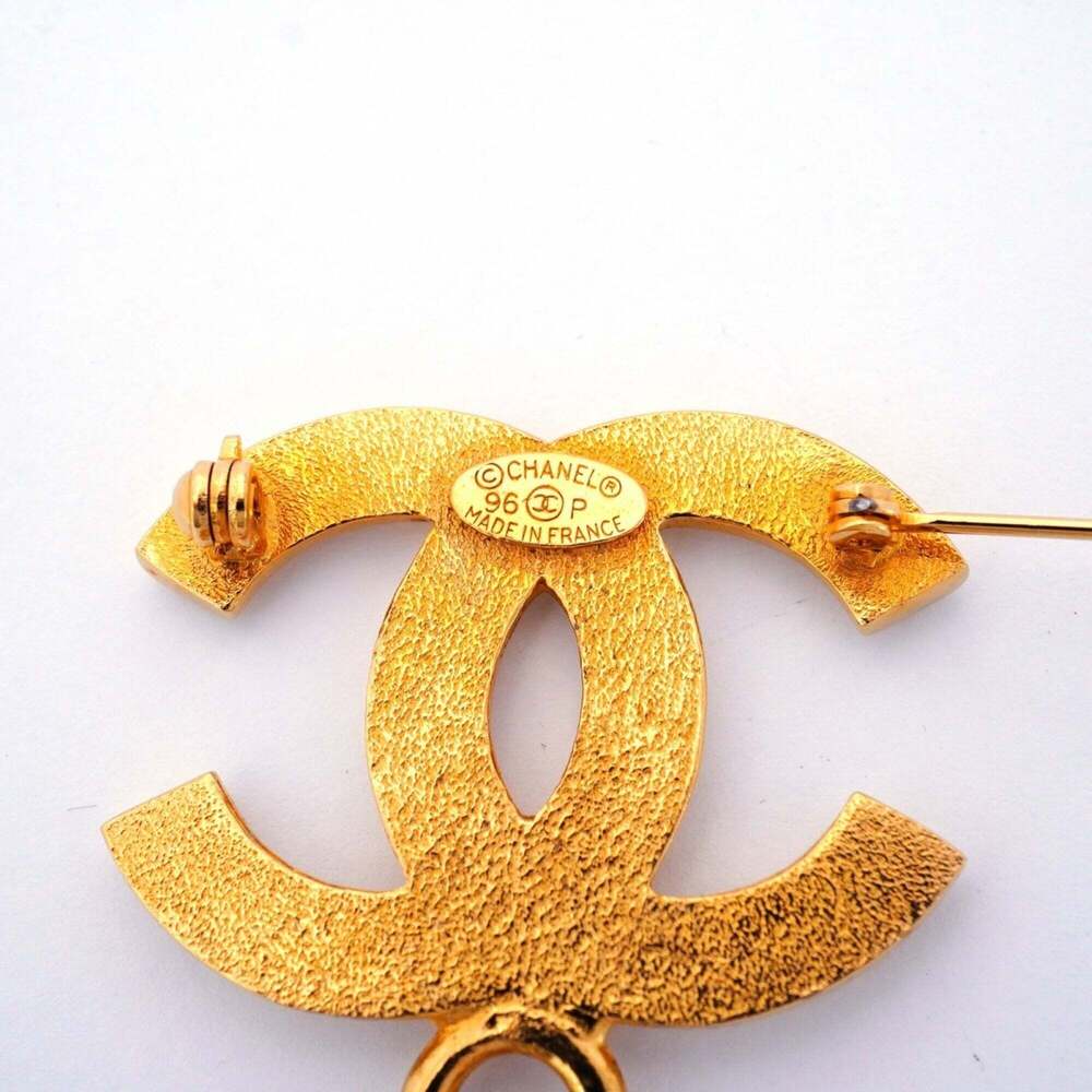 CHANEL Authentic Gold Logo Brooch - Picture 4 of 7